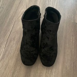 Black velvet booties. Size 8. Good condition.